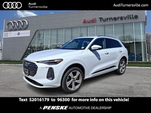 Certified 2025 Audi Q5 Premium AWD/4WD image 1