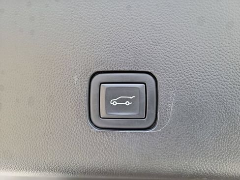 Used 2023 Chevrolet Traverse RS FWD image 10