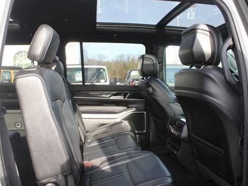 Used 2024 Jeep Wagoneer 4WD w/ Premium Group I image 33