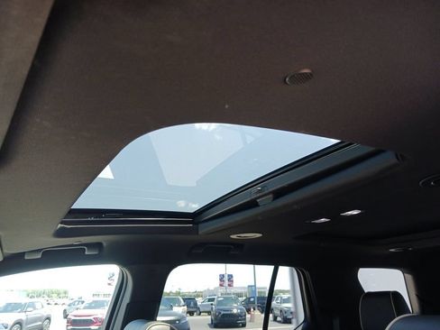Used 2022 Chevrolet Traverse Premier FWD image 16