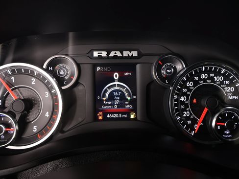 Used 2024 RAM 2500 Tradesman w/ Chrome Appearance Group AWD/4WD image 4