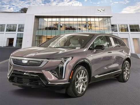 Used 2025 Cadillac Optiq Luxury 2 image 3