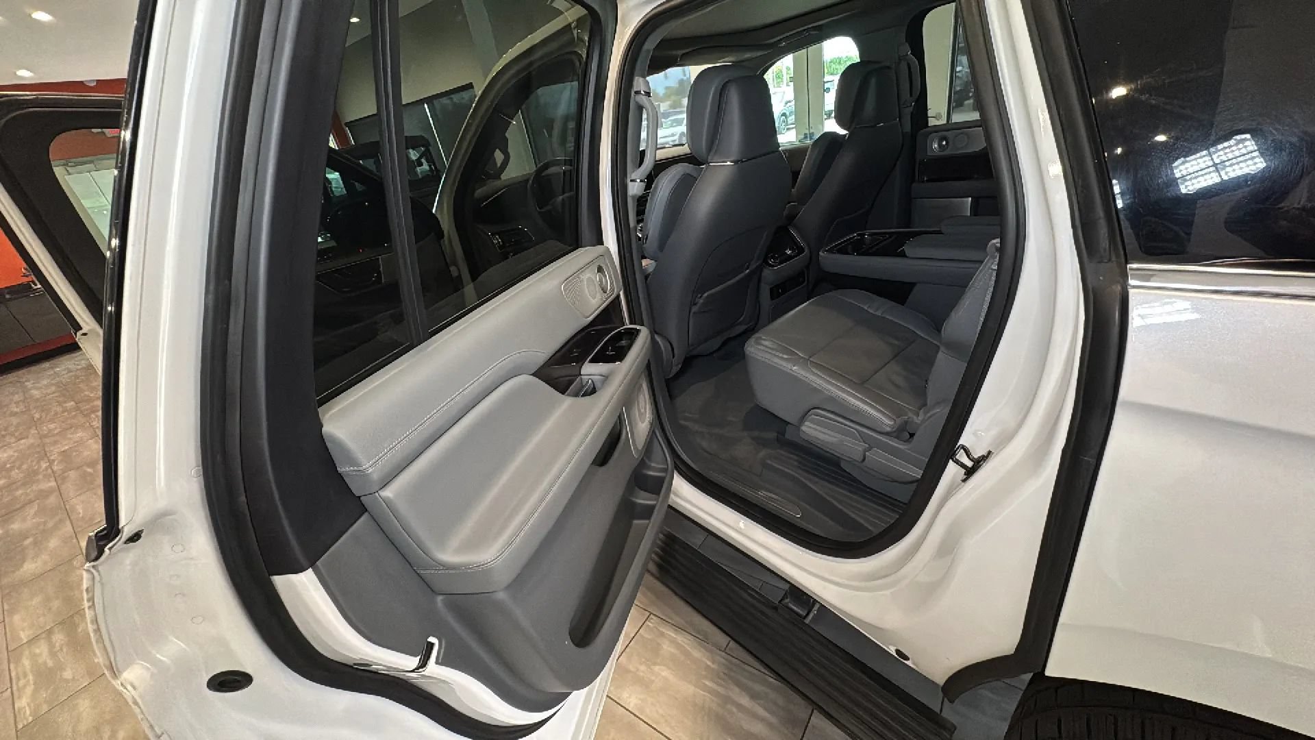 Used 2020 Lincoln Navigator L Reserve w/ Luxury Package AWD/4WD image 28