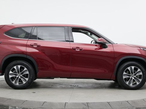 Used 2022 Toyota Highlander XLE FWD image 10