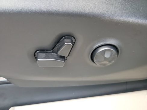 Used 2024 Chrysler Pacifica Touring-L FWD image 18