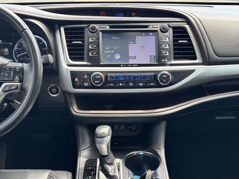 Used 2019 Toyota Highlander XLE FWD image 28