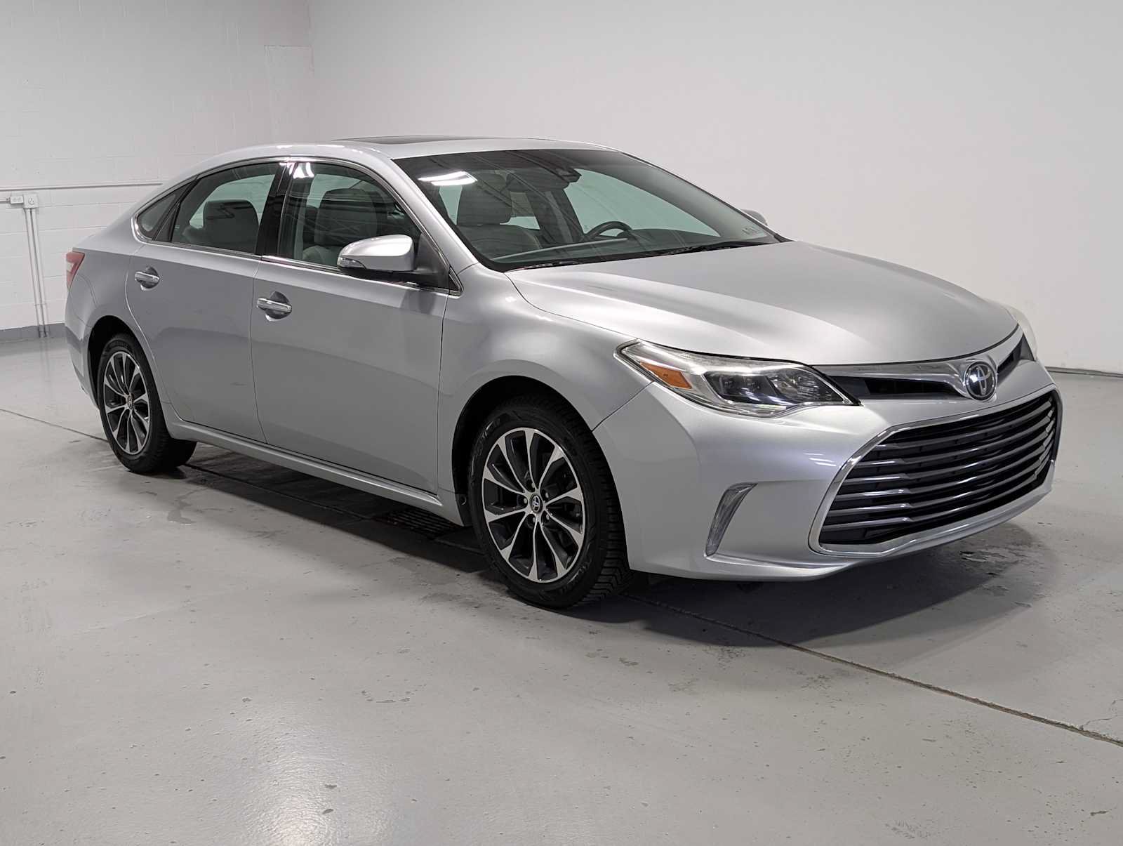 Used 2017 Toyota Avalon XLE Premium w/ All Weather Liner Package FWD image 6