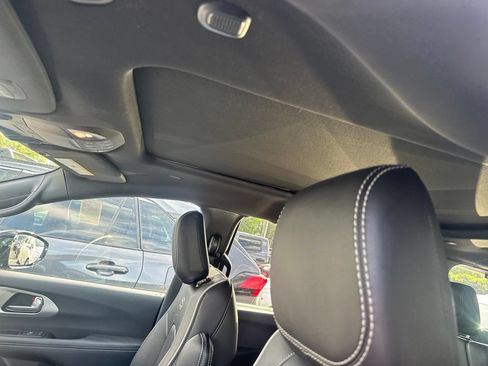 Used 2025 Chrysler Pacifica Limited FWD image 5