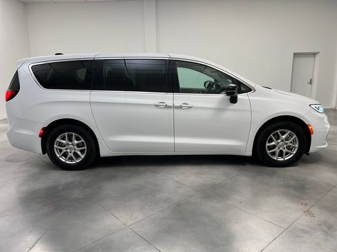 Used 2024 Chrysler Pacifica Touring-L FWD image 10