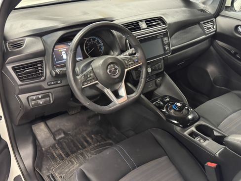 Used 2018 Nissan Leaf SV w/ SV Technology Package FWD image 11