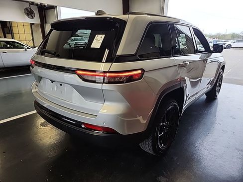 Used 2025 Jeep Grand Cherokee Altitude image 3