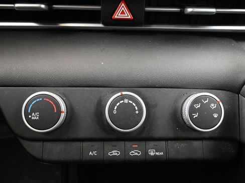 Certified 2025 Hyundai Elantra SE image 32