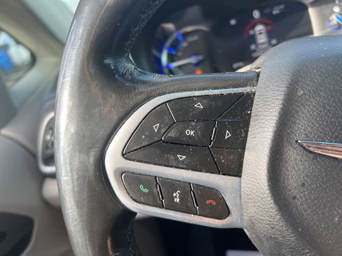 Used 2021 Chrysler Pacifica Touring-L image 19