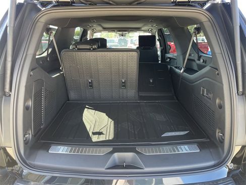 New 2025 Chevrolet Suburban Premier image 23