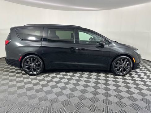 Certified 2018 Chrysler Pacifica Touring-L w/ Premium Audio Group FWD image 11