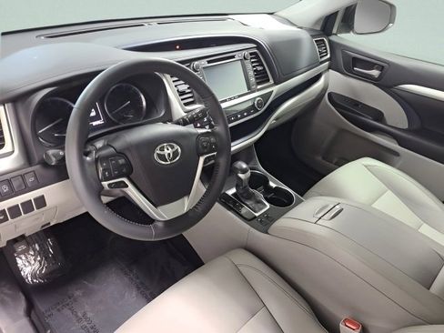 Used 2019 Toyota Highlander XLE AWD/4WD image 28