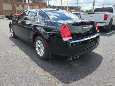 Used 2022 Chrysler 300 Touring RWD image 5