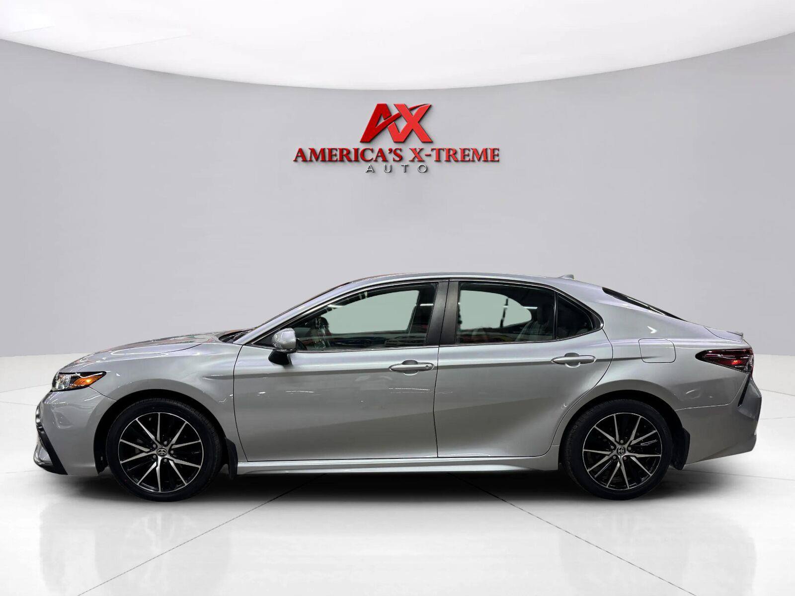 Used 2023 Toyota Camry SE AWD/4WD image 4