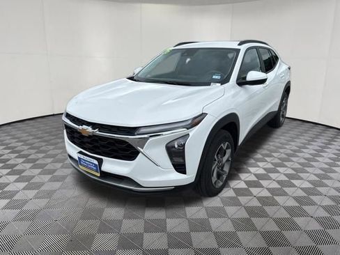 Used 2025 Chevrolet Trax LT FWD image 13
