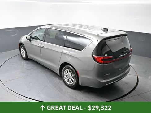 Used 2025 Chrysler Pacifica Select image 48