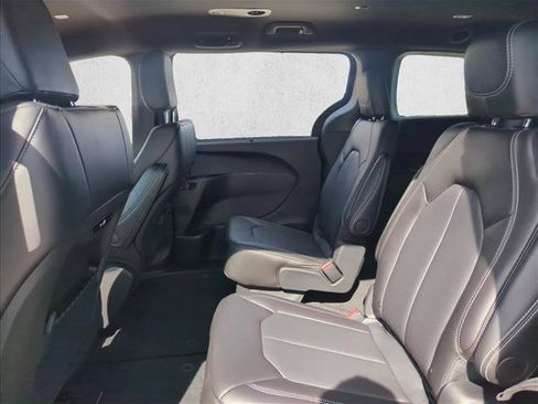 New 2026 Chrysler Pacifica Select image 13