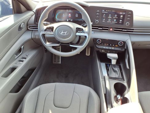 Used 2025 Hyundai Elantra Sport image 2