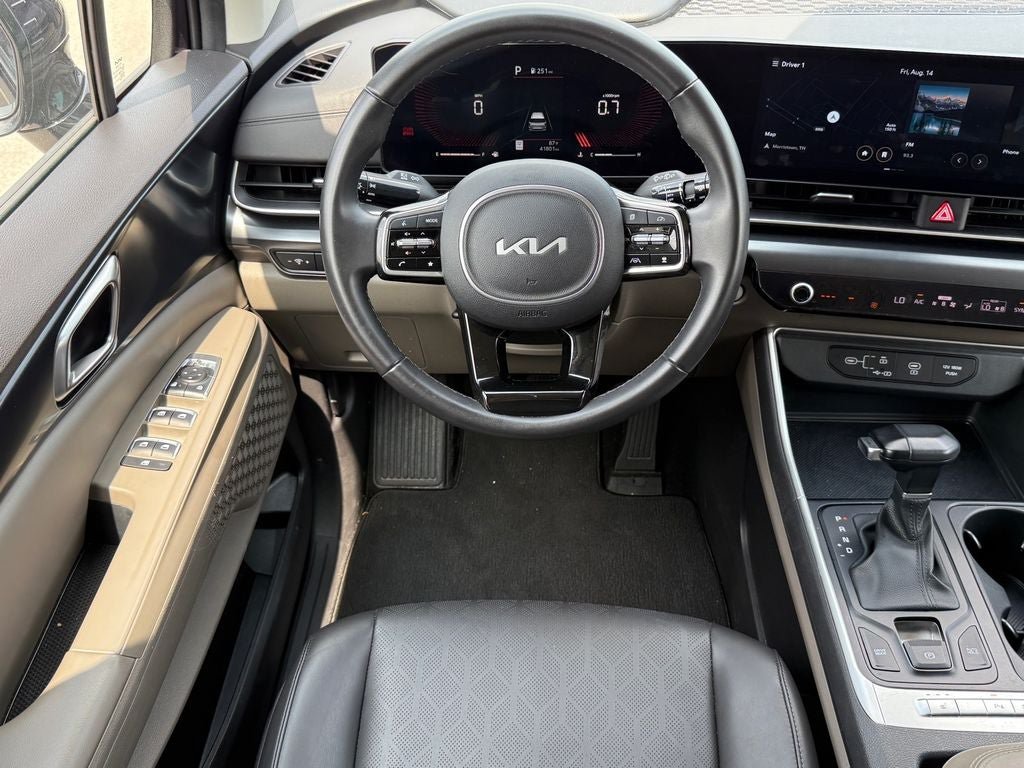 Used 2025 Kia Carnival FWD image 18