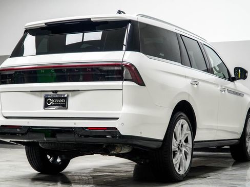 Used 2025 Lincoln Navigator Reserve image 15