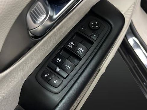 Used 2022 Chrysler Pacifica Touring-L FWD image 21