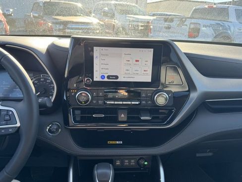 Used 2023 Toyota Highlander XLE image 25