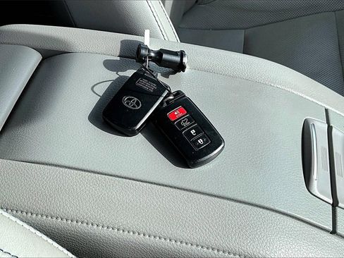 Used 2019 Toyota Highlander Limited Platinum image 16