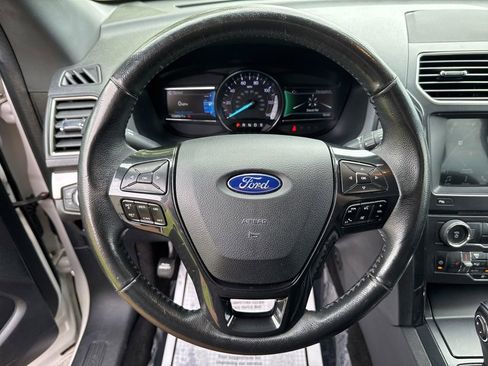 Used 2018 Ford Explorer XLT w/ Equipment Group 201A AWD/4WD image 15