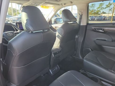 Used 2023 Toyota Highlander Limited image 10