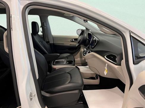 Used 2024 Chrysler Pacifica Touring-L FWD image 16
