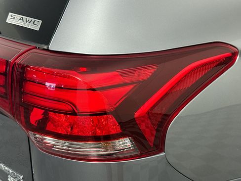 Used 2019 Mitsubishi Outlander SEL AWD/4WD image 32