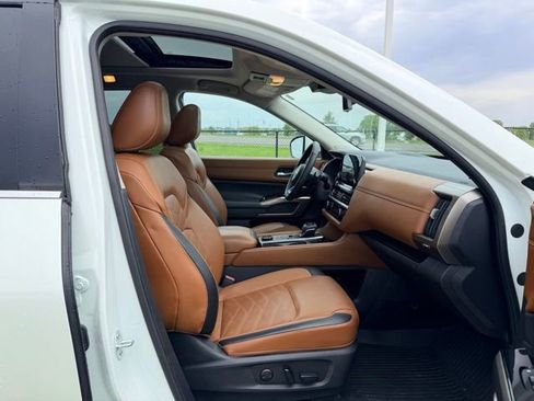 Used 2024 Nissan Pathfinder Platinum AWD/4WD image 11