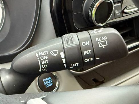 Used 2022 Toyota Highlander LE FWD image 14
