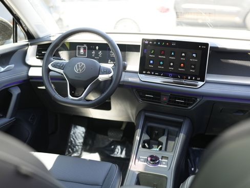 Used 2025 Volkswagen Tiguan SE w/ Panoramic Sunroof Package AWD/4WD image 26