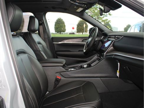 New 2025 Jeep Grand Cherokee Limited w/ Black Appearance Package image 26