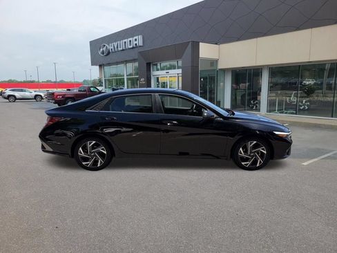 Certified 2025 Hyundai Elantra Limited FWD image 2