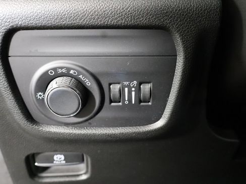 Used 2025 Jeep Grand Cherokee Laredo RWD image 22
