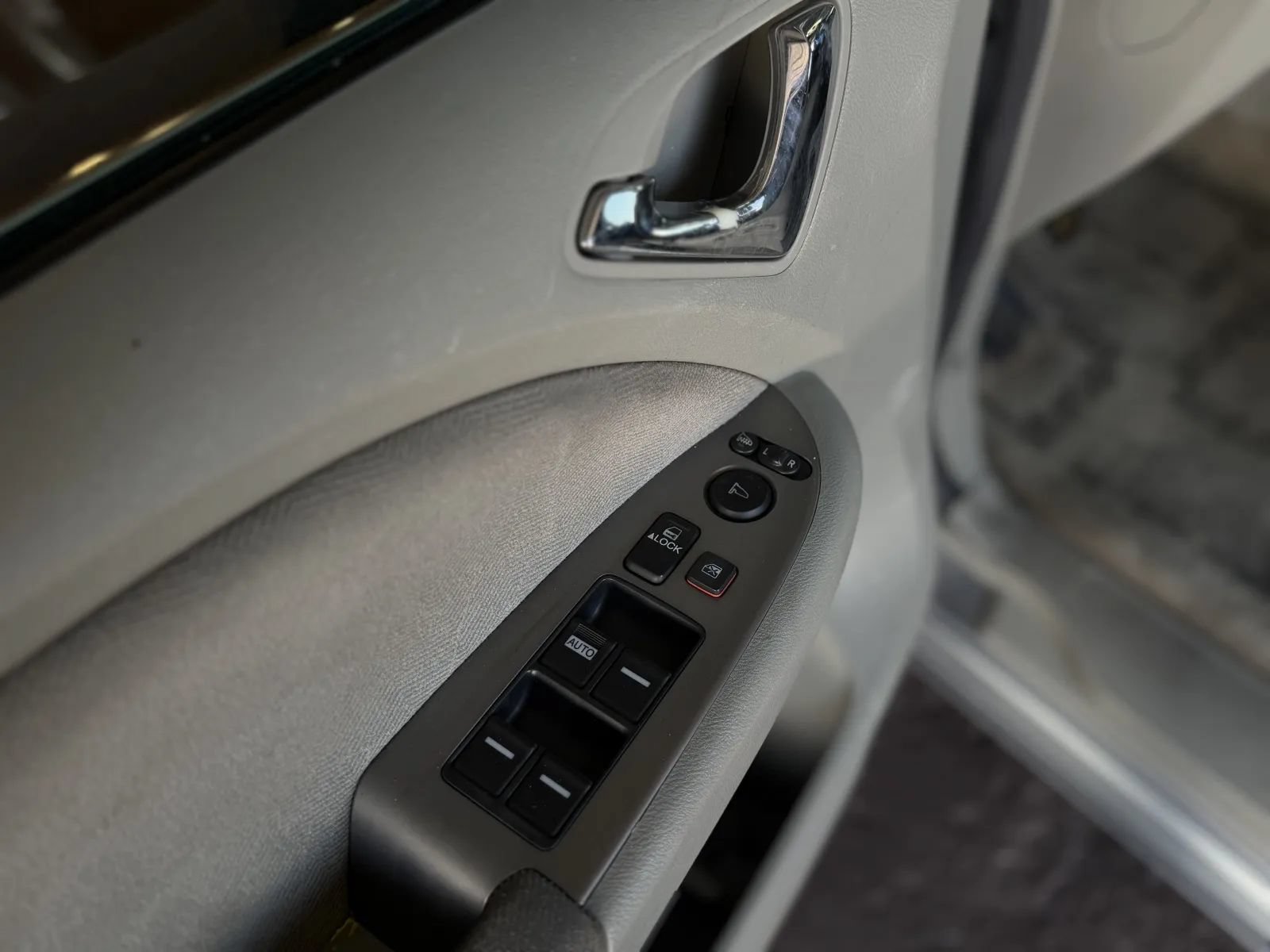 Used 2010 Honda Odyssey EX image 25