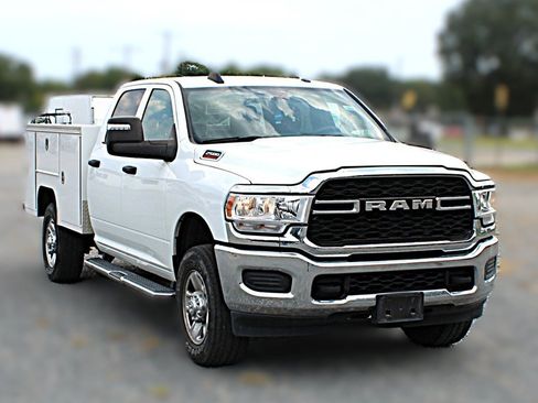 Used 2024 RAM 2500 Tradesman w/ Chrome Appearance Group AWD/4WD image 3