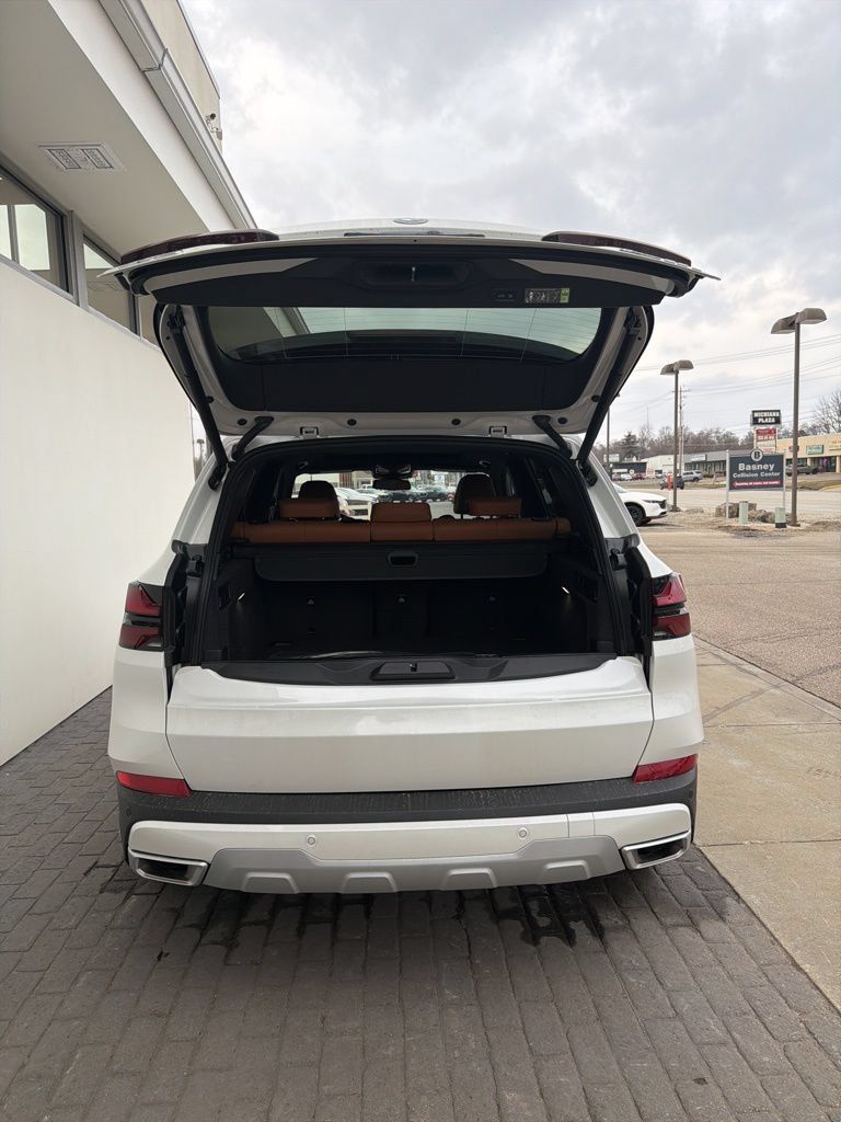 New 2026 BMW X5 xDrive50e w/ Premium Package AWD/4WD image 8
