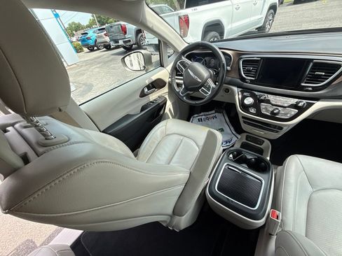Used 2018 Chrysler Pacifica Touring-L Plus FWD image 16