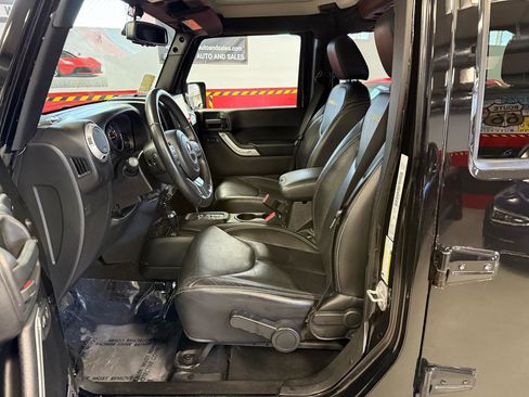 Used 2015 Jeep Wrangler Unlimited Sahara w/ Dual Top Group AWD/4WD image 24