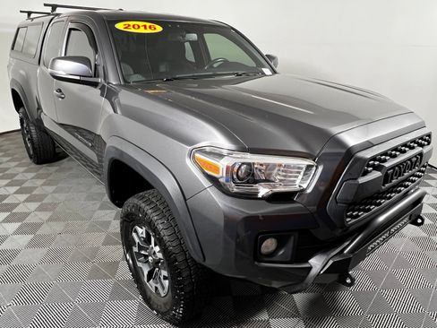 Used 2016 Toyota Tacoma TRD Off-Road w/ Towing Package AWD/4WD image 3