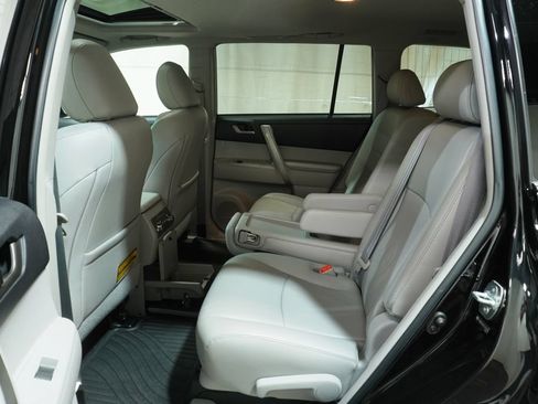 Used 2012 Toyota Highlander SE w/ Tow Pkg AWD/4WD image 15