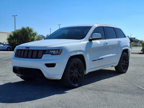 Used 2020 Jeep Grand Cherokee Altitude image 3