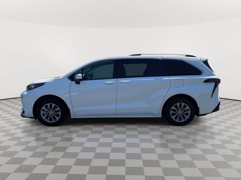 Used 2025 Toyota Sienna LE w/ LE Plus Package AWD/4WD image 4